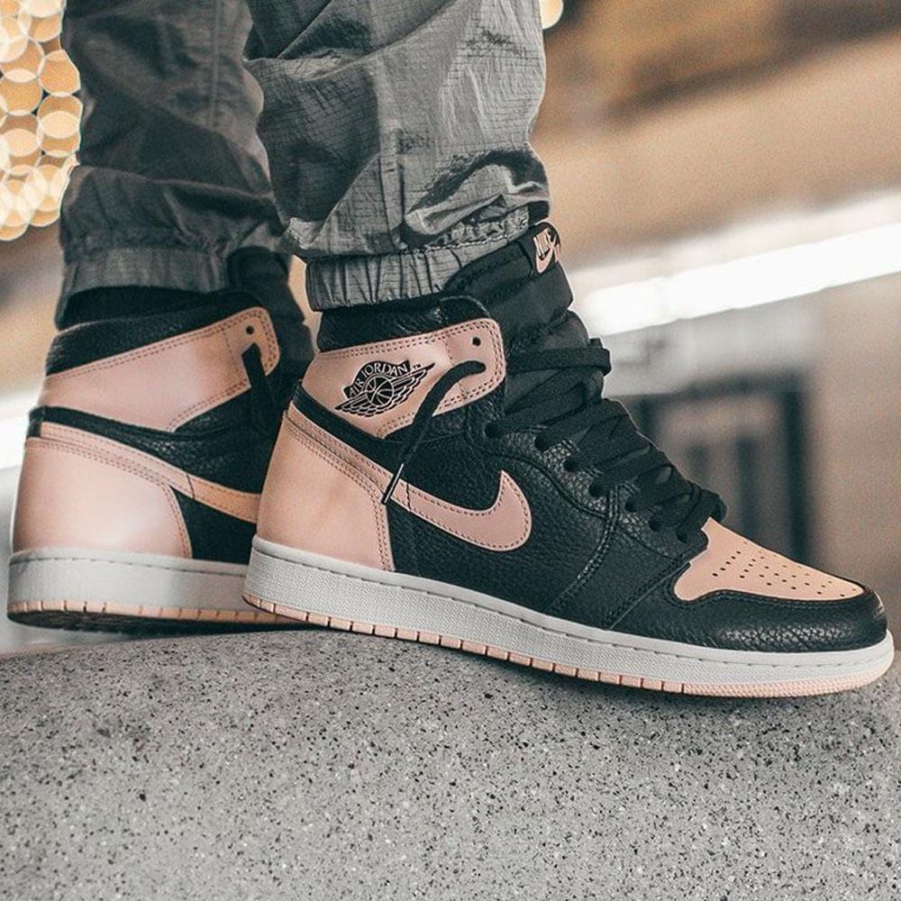 Air jordan 1 hot sale crimson tint outfit