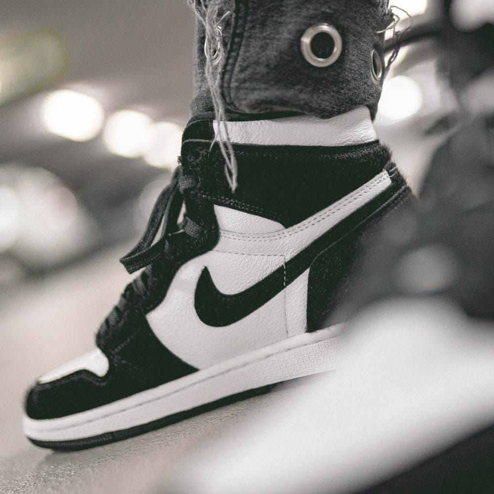 Black and white outlet air jordan 1s