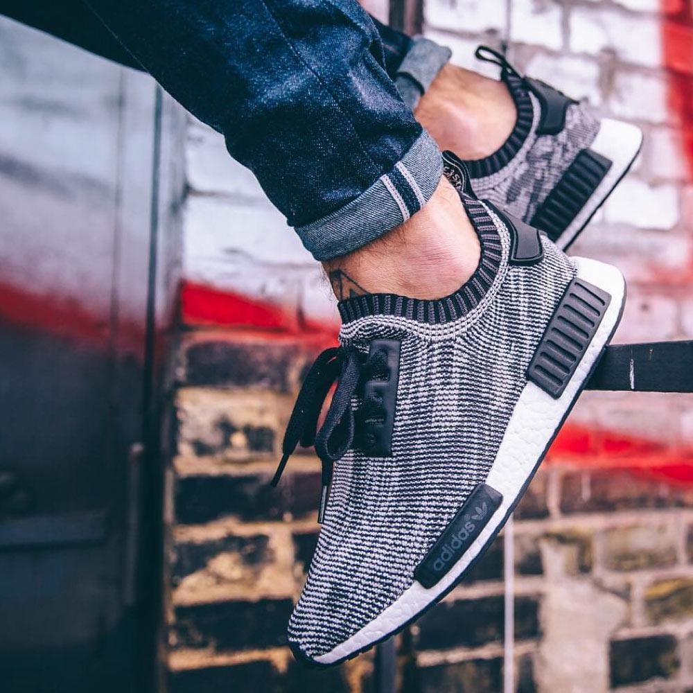 Nmd r1 primeknit black hotsell and white