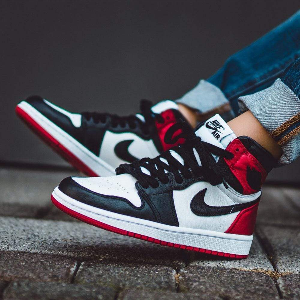 Air Jordan 1 Wmns Retro High Satin Black Toe Kick Game