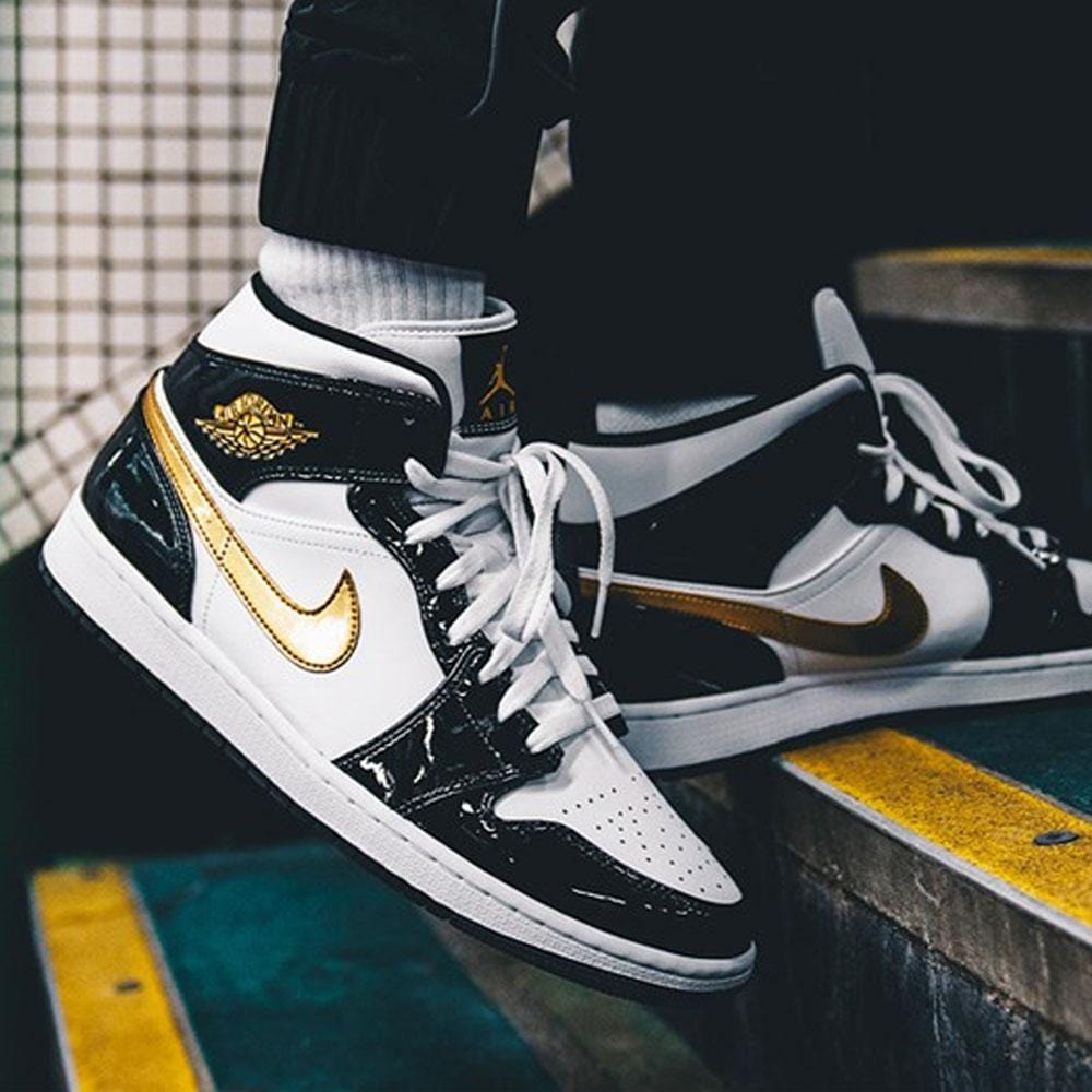 Jordan 1 mid se best sale black gold