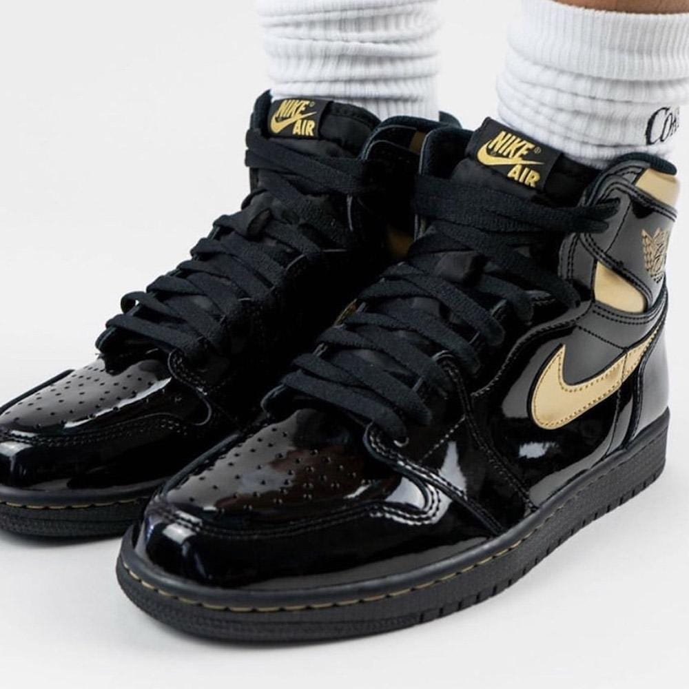 Retro jordan 1 on sale black and gold