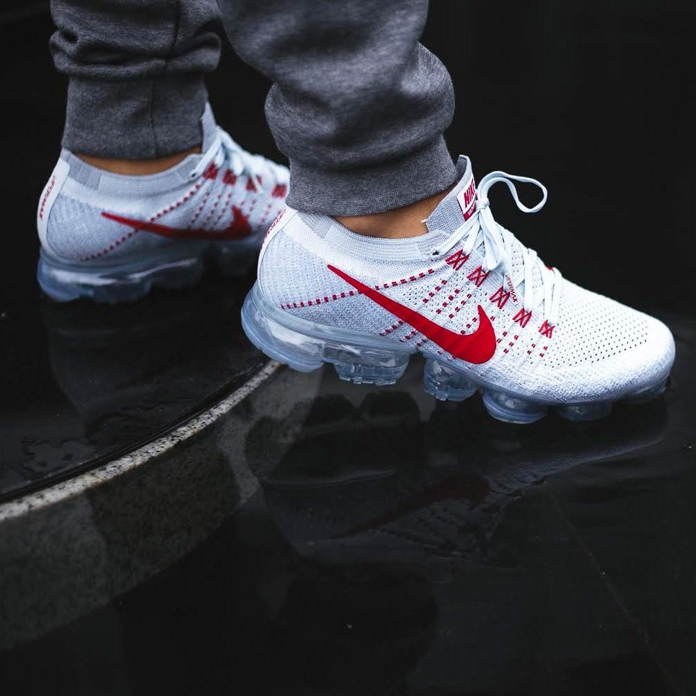 Red on sale flyknit vapormax