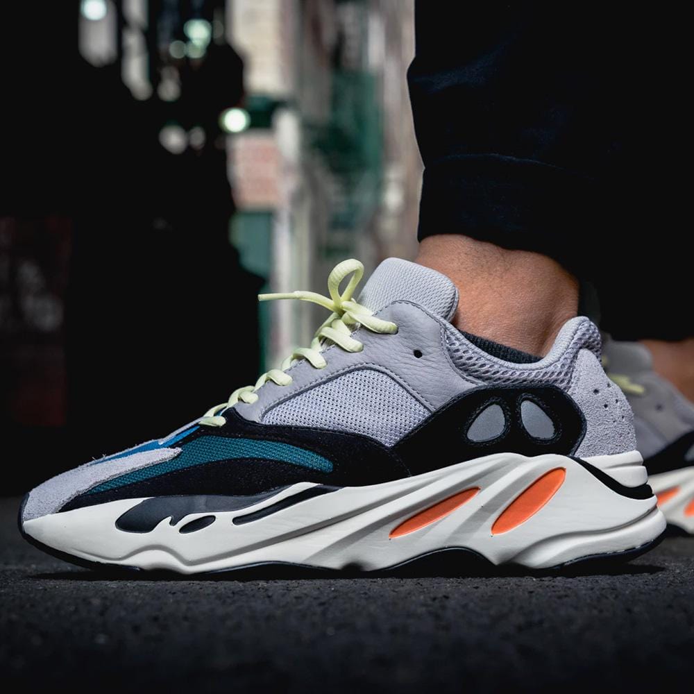 Yeezy 700 store og multi